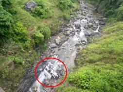 पिथौरागढ़ में वाहन नदी में गिरा
