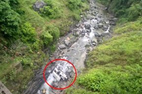 पिथौरागढ़ में वाहन नदी में गिरा