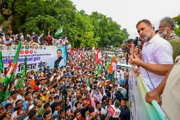 राहुल गांधी का जबर्दस्त हमला – ‘चुनाव आयोग बिहार में हमारे वोटरों की चोरी कर रहा, महाराष्ट्र में भी यही किया था’