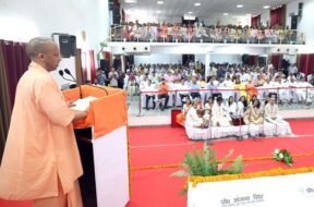 वाराणसी में सीएम योगी