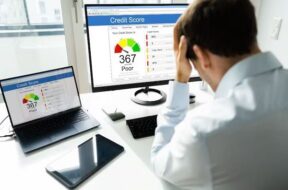 शेयर बाजार में गिरावट जारी