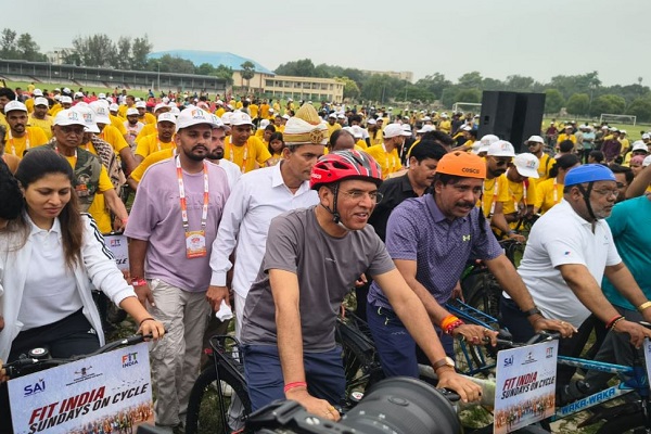 वाराणसी : केंद्रीय खेल मंत्री मनसुख मांडविया ने बीएचयू में किया ‘संडे ऑन साइकिल’ रैली का नेतृत्व