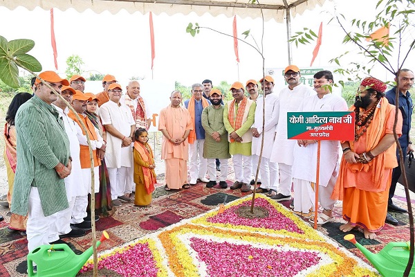 यूपी में इस वर्ष लगेंगे 52 करोड़ पौधे, सीएम योगी ने अयोध्या से किया मेगा अभियान का शुभारंभ