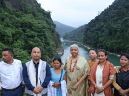 सीतारमण पहुंचीं ‘लिविंग रूट ब्रिज’