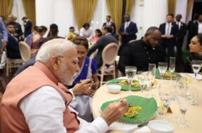 सोहारी के पत्ते पर रात्रि भोज