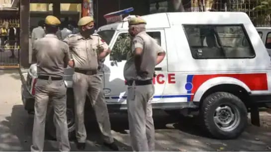 Bomb Threat: दिल्ली के कई स्कूलों को आज फिर बम से उड़ाने की मिली धमकी, फायर ब्रिगेड और पुलिस टीम मौके पर मौजूद