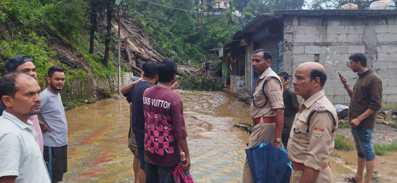 उत्तराखंड के चमोली में आधी रात को मचा त्राहिमाम, बादल फटने से आया सैलाब, मलबे में दबे कई घर, रेस्क्यू जारी