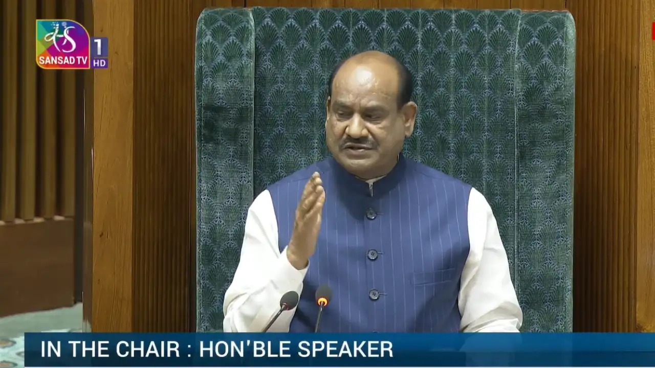 लोकसभा में हंगामा कर रहे सांसदों पर भड़के बिरला, कहा- अगर सरकारी संपत्ति तोड़ी तो…