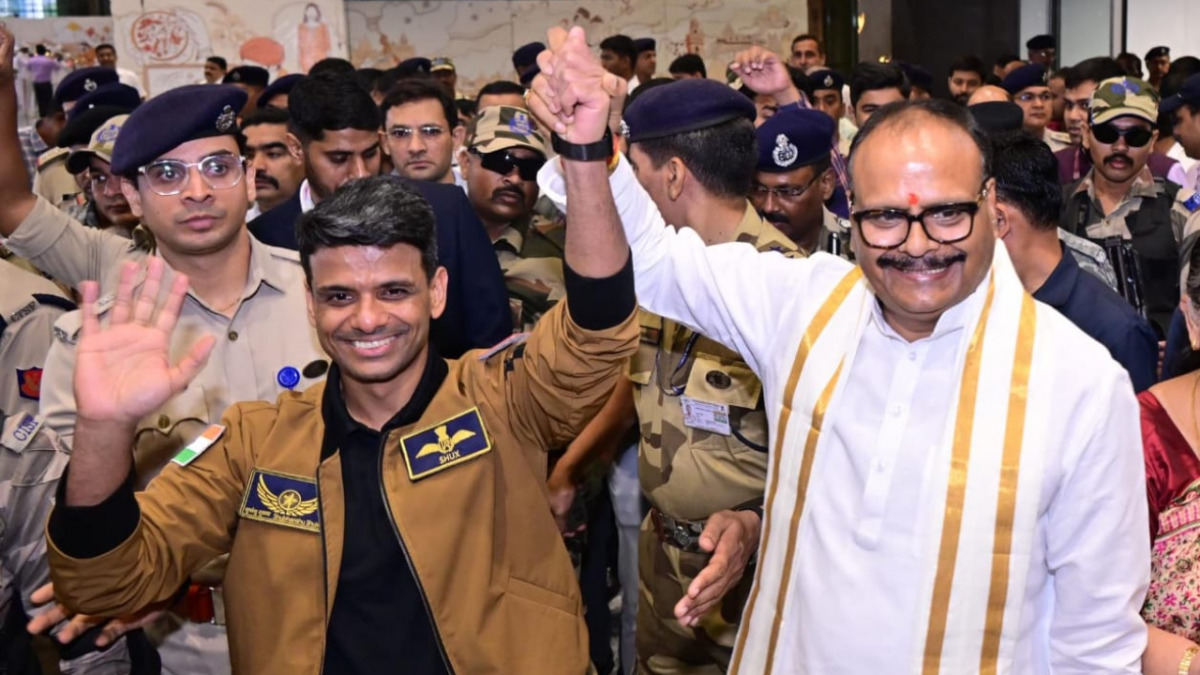 अंतरिक्ष यात्री शुभांशु शुक्ला पहुंचे लखनऊ, अमौसी एयरपोर्ट पर डिप्टी सीएम ब्रजेश पाठक समेत प्रमुख लोगों ने किया स्वागत