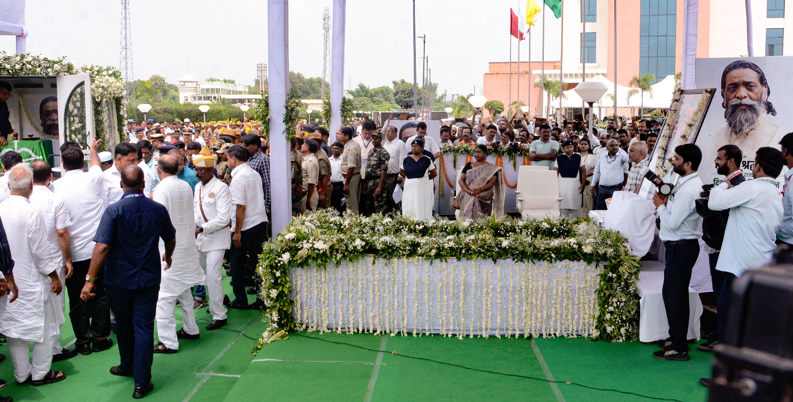 झारखंड: शिबू सोरेन को राज्यपाल, विस अध्यक्ष और विधायकों ने विधानसभा परिसर में दी श्रद्धांजलि