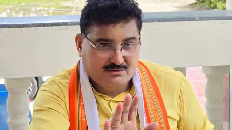 UP में भाजपा विधायक ने सरेआम किसानों से मांगी माफी, मानी सरकार की गलती, कहा- गलतियों से सबक लेंगे