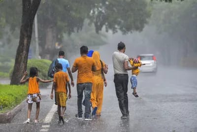 फिर सक्रिय हुआ मानसून : यूपी से लेकर बिहार और झारखण्ड तक बिजली-बारिश का अलर्ट, जानें देशभर में कैसा रहेगा मौसम