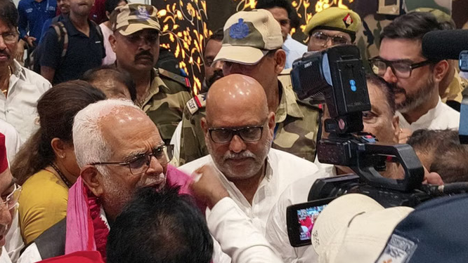 उपराष्ट्रपति चुनाव: लखनऊ पहुंचे इंडिया गठबंधन के उम्मीदवार बी. सुदर्शन, एयरपोर्ट पर हुआ भव्य स्वागत