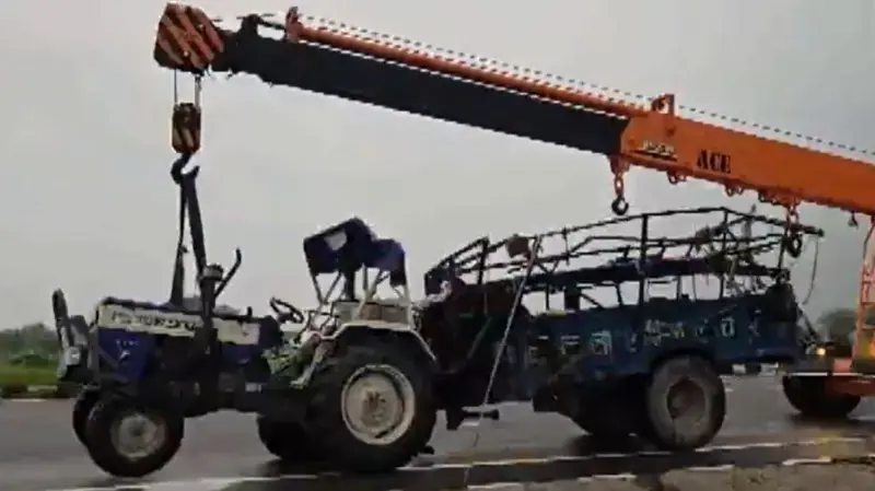 यूपी के बुलंदशहर में भीषण हादसा : श्रद्धालुओं से भरे ट्रैक्टर-ट्रॉली को कंटेनर ने मारी टक्कर, 9 लोगों की मौत, 43 घायल