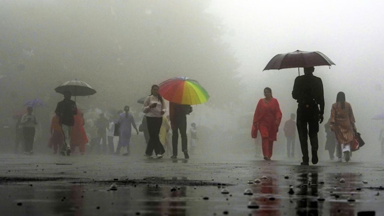 जम्मू कश्मीर के कई हिस्सों में भारी बारिश, पठानकोट हाईवे पर पुल क्षतिग्रस्त, कई इलाकों में बाढ़ जैसे हालात