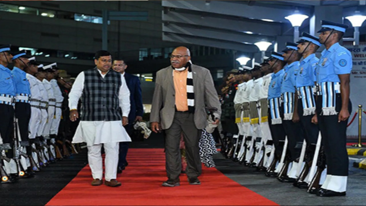 भारत की यात्रा पर आए फिजी के प्रधानमंत्री, इंदिरा गांधी हवाई अड्डे पर किया गया स्वागत