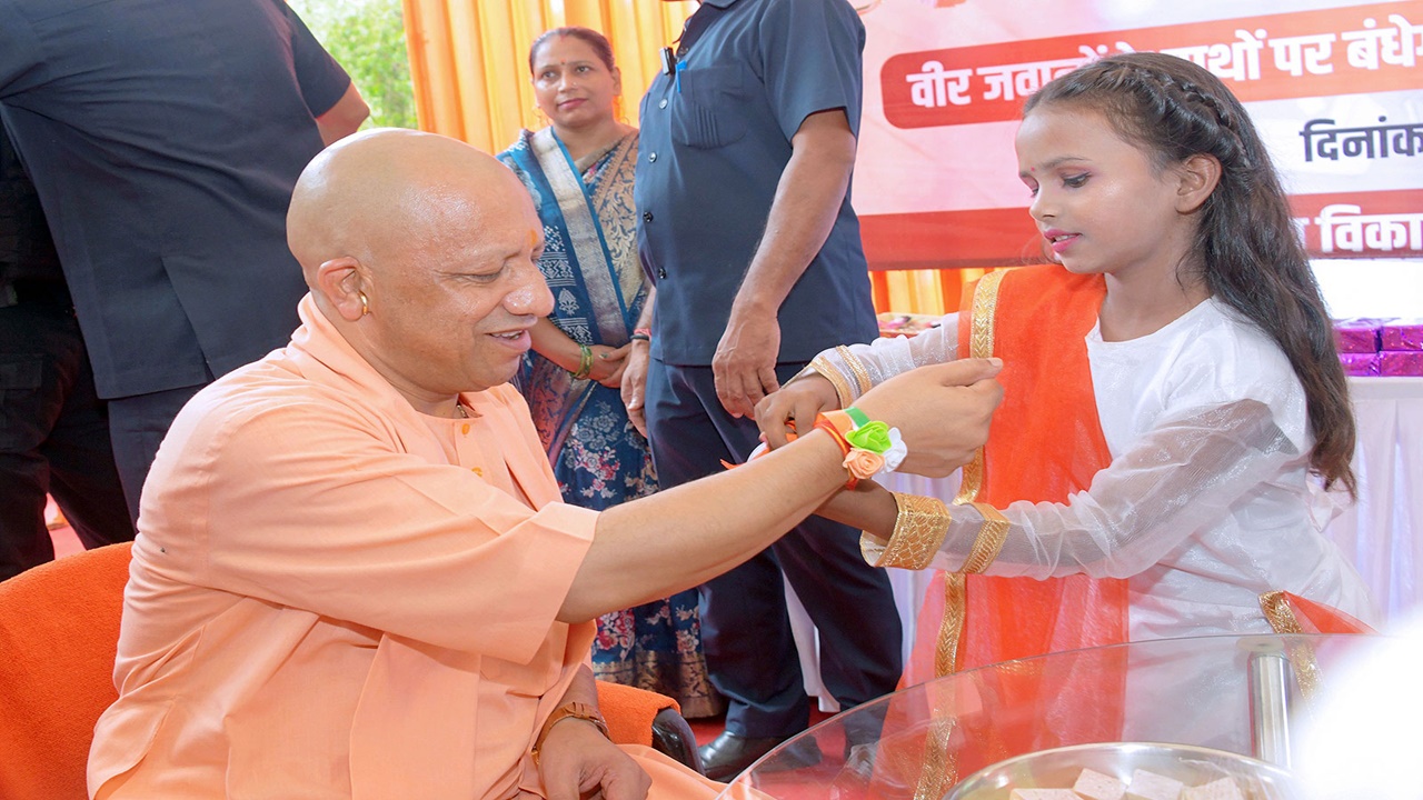 युवा पीढ़ी से CM योगी ने स्वदेशी अपनाने की अपील, कहा- रोजगार पैदा करने व राष्ट्रहित के लिए जरूरी