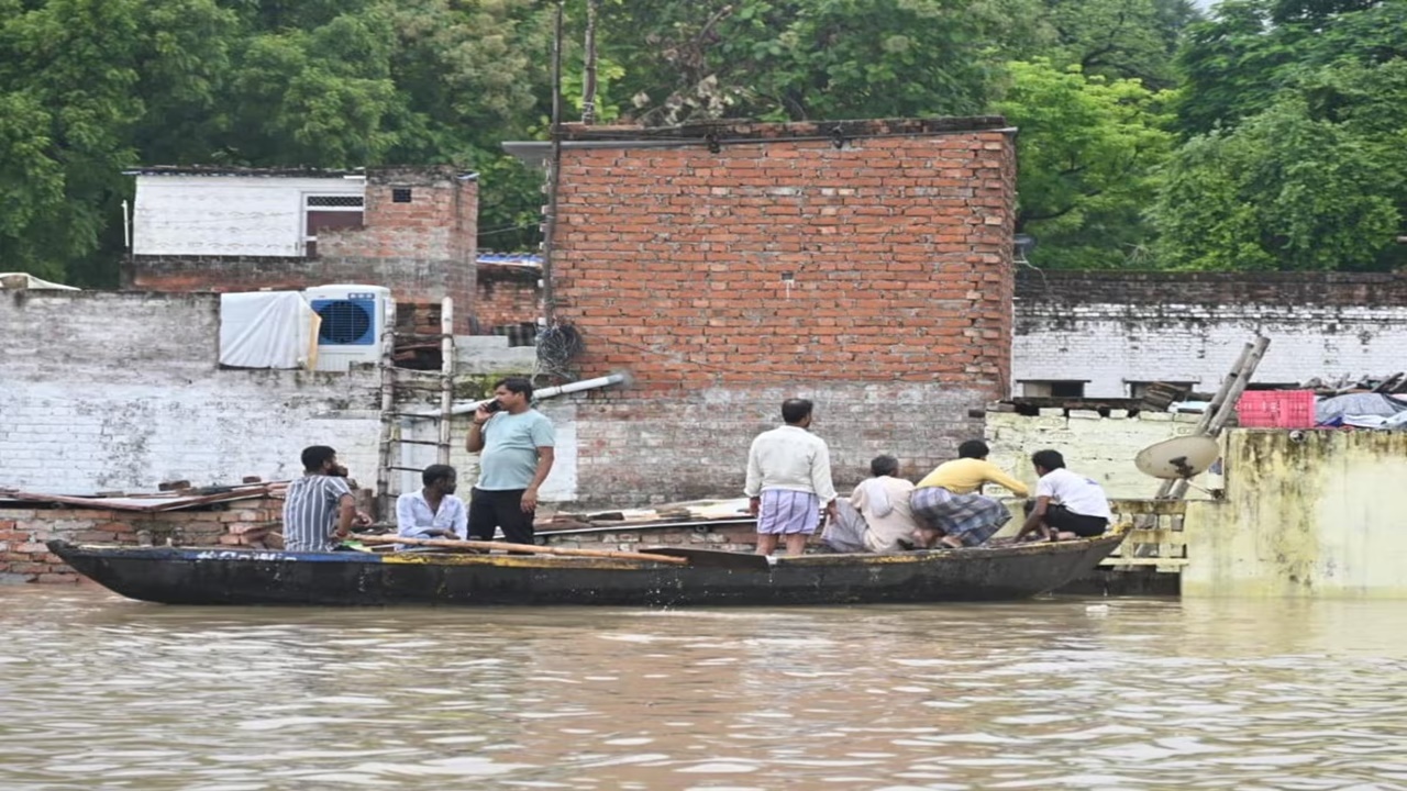 यूपी में बाढ़ का कहर: वाराणसी और प्रयागराज में गंगा ने दिखाया रौद्र रूप, छतों पर हो रहे दाह संस्कार और धार्मिक अनुष्ठान