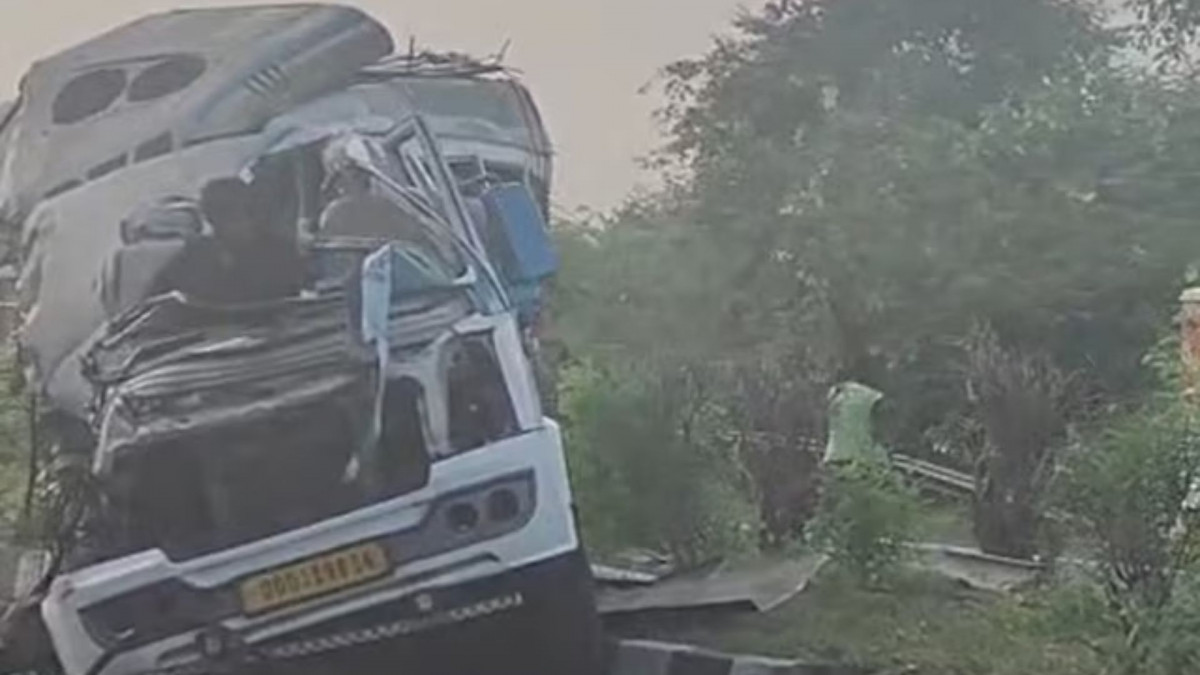 MP के शिवपुरी में भीषण हादसा: डिवाइडर तोड़कर ट्रक से भिड़ी मिनी बस, 4 लोगों की मौत, 11 अन्य घायल