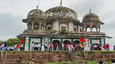 फतेहपुर विवाद: मकबरे के असपास की सभी सड़कें बंद, पुलिस ने बढ़ाई सुरक्षा, ड्रोन से हो रही निगरानी