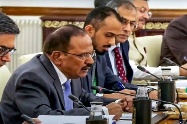 चीनी विदेश मंत्री वांग यी से मुलाकात के दौरान बोले NSA अजित डोभाल – सुधर रहे भारत और चीन के रिश्ते