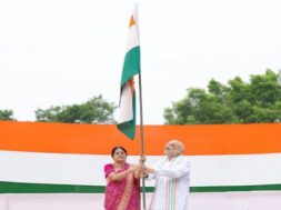 अमित शाह ने घर पर फहराया तिरंगा