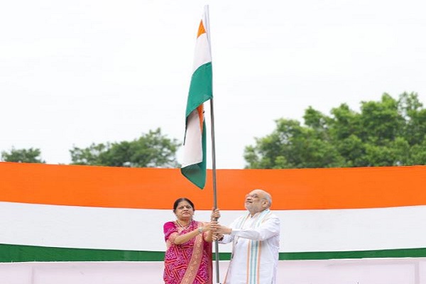 हर घर तिरंगा अभियान : गृह मंत्री अमित शाह ने अपने घर पर फहराया राष्ट्रीय ध्वज