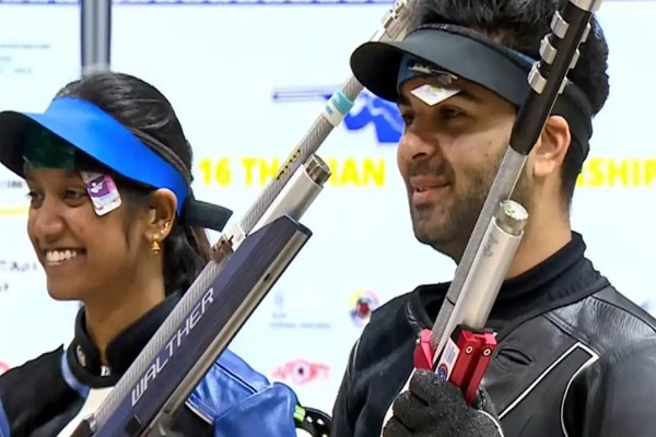 एशियाई निशानेबाजी : अर्जुन व इलावेनिल ने 10 मीटर एयर राइफल मिश्रित टीम स्पर्धा में जीता स्वर्ण पदक