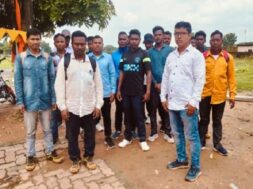 कैमरून से लौटे मजदूर