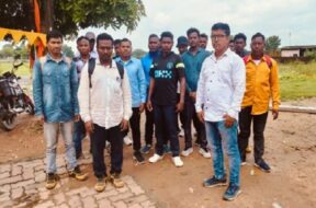 कैमरून से लौटे मजदूर