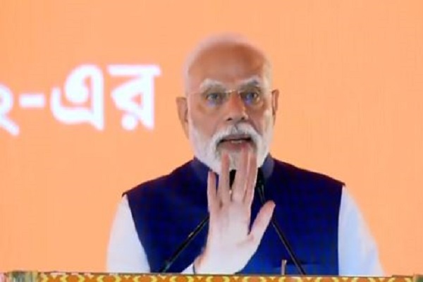 पीएम मोदी ने कोलकाता में 5,200 करोड़ की विकास परियोजनाओं का उद्घाटन और शिलान्यास किया