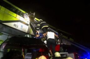 क्रेन से निकाले गए फंसी मोनोरेल के यात्री1