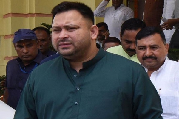 दो वोटर आईडी मामले में तेजस्वी यादव ने निर्वाचन आयोग को सौंपा जवाब, राजद ने पूछा – कैसे बने 2 EPIC