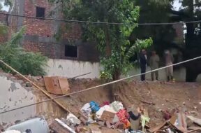 दिल्ली में दीवार गिरी, 8 मरे