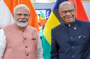 पीएम मोदी और नवीनचंद रामगुलाम