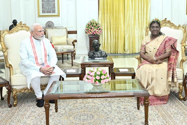 पीएम मोदी ने राष्ट्रपति मुर्मु से की शिष्टाचार भेंट