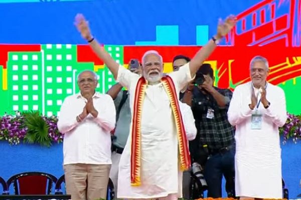 पीएम मोदी ने गृह राज्य गुजरात में 5,400 करोड़ की विकास परियोजनाओं की दी सौगात