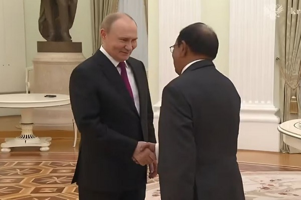 ट्रंप के ‘टैरिफ अटैक’ के बीच NSA अजीत डोभाल ने मॉस्को में राष्ट्रपति पुतिन से की मुलाकात