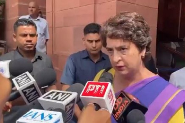 राहुल के दावे को लेकर EC की प्रतिक्रिया पर भड़की प्रियंका गांधी, कहा – ‘देश का लोकतंत्र है, कोई मजाक नहीं’