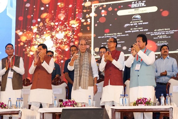 टैरिफ वॉर के बीच राजनाथ सिंह का डोनाल्ड ट्रंप पर प्रहार – ‘कुछ लोग खुद को दुनिया का बॉस समझते हैं… उन्हें भारत का विकास पसंद नहीं’