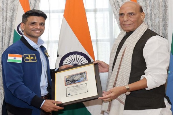 रक्षा मंत्री राजनाथ सिंह की अंतरिक्ष यात्री शुभांशु शुक्ला से मुलाकात, बोले – उनकी उपलब्धियों पर देश को गर्व