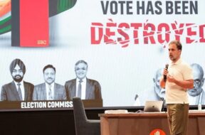 राहुल पर चुनाव आयोग का पलटवार