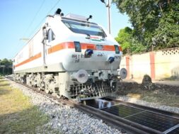 रेल पटरियों के बीच सोलर पैनल सिस्टम