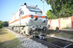 रेल पटरियों के बीच सोलर पैनल सिस्टम