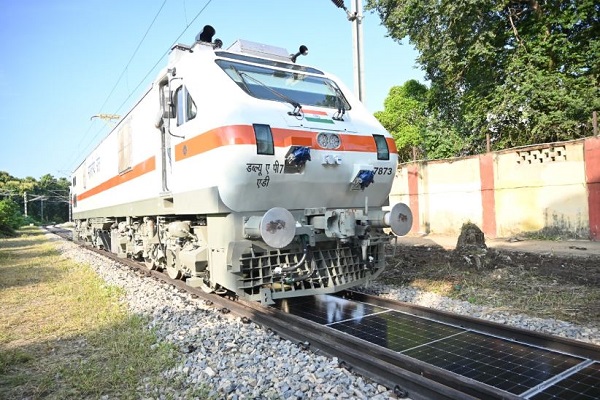 रेलवे का बड़ा कदम : बनारस लोकोमोटिव वर्क्स ने पटरियों के बीच लगाया देश का पहला रिमूवेबल सोलर पैनल सिस्टम