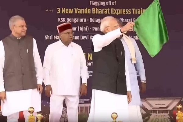 बेंगलुरु : पीएम मोदी ने 22,800 करोड़ की मेट्रो परियोजनाओं का किया उद्घाटन और शिलान्यास, 3 वंदे भारत ट्रेनों को दिखाई हरी झंडी