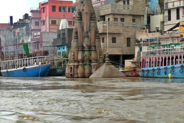 वाराणसी में गंगा अब भी खतरे के निशान से ऊपर, जलस्तर में धीरे-धीरे गिरावट