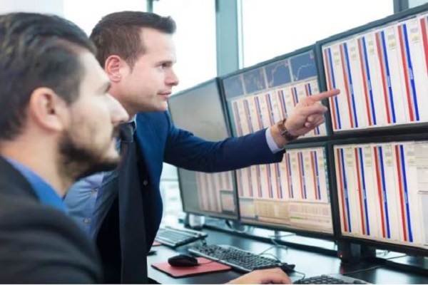 शेयर बाजार में लगातार दूसरे दिन तेजी, सेंसेक्स 329 अंक चढ़ा, निफ्टी 25300 के पार जाकर लौटा