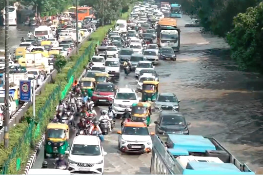 दिल्ली में उफान पर यमुना, 207 मीटर से ऊपर का जलस्तर, आसपास के इलाकों में भरा पानी