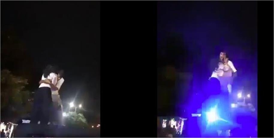 ‘सैयारा का खुमार’ : गाड़ी के ऊपर चढ़ कपल ने खुलेआम की अश्लील हरकतें, सामने खड़ी पुलिस भी रह गई दंग